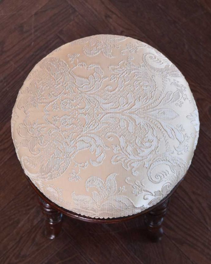 ダイニングチェア　アンティーク チェア　彫りがたっぷりの装飾が美しい、イギリスの布座面アンティークスツール。新しく張り替えました。(q-212-c)