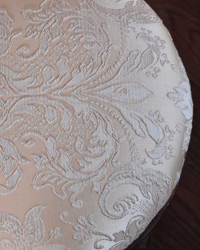 ダイニングチェア　アンティーク チェア　彫りがたっぷりの装飾が美しい、イギリスの布座面アンティークスツール。生地のセレクトもこだわりましたスツールが持っている雰囲気をそのままお届けしたくて、この子に似合うと思う生地を選びました。(q-212-c)