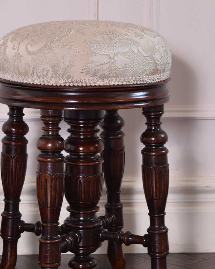 ダイニングチェア　アンティーク チェア　彫りがたっぷりの装飾が美しい、イギリスの布座面アンティークスツール。細かい彫りの細工にうっとり･･･まだ機械の発達していない時代に、どうやって彫ったんだろう？って不思議になるくらい美しい彫り。(q-212-c)