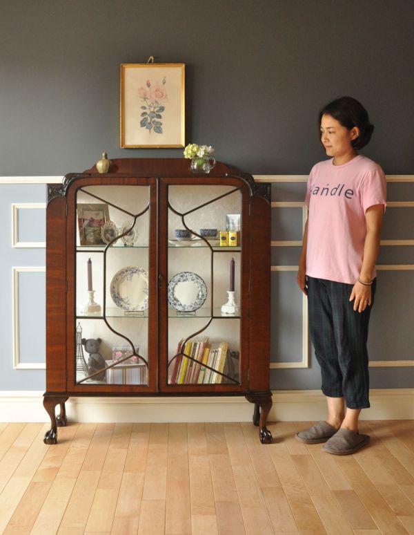 アンティークのキャビネット　アンティーク家具　英国アンティーク家具、シノワズリデザインのガラスキャビネット（ショーケース）。ショーケースのように、お気に入りの雑貨や食器を並べてみましょう。(q-312-f-1)