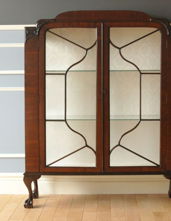 アンティークのキャビネット　アンティーク家具　英国アンティーク家具、シノワズリデザインのガラスキャビネット（ショーケース）。マホガニー材の高級感が溢れます。(q-312-f-1)