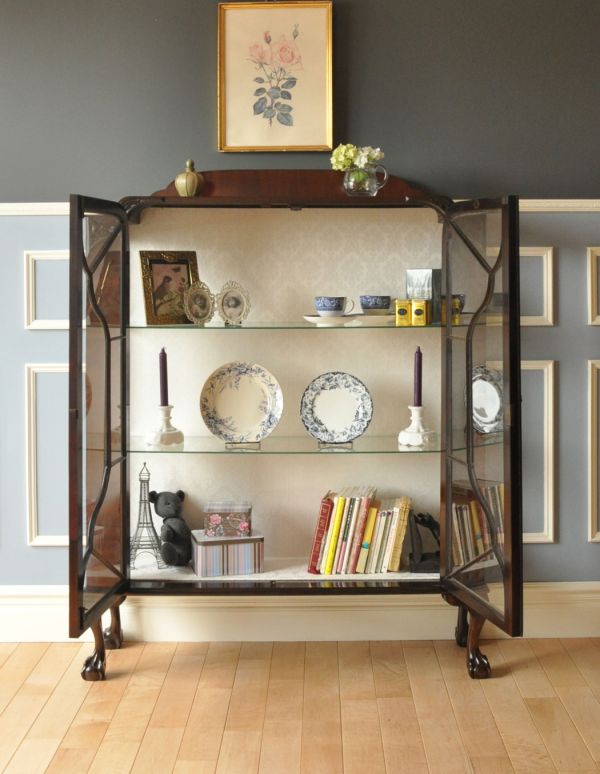 アンティークのキャビネット　アンティーク家具　英国アンティーク家具、シノワズリデザインのガラスキャビネット（ショーケース）。棚板はガラスになっており、２枚付いています。(q-312-f-1)