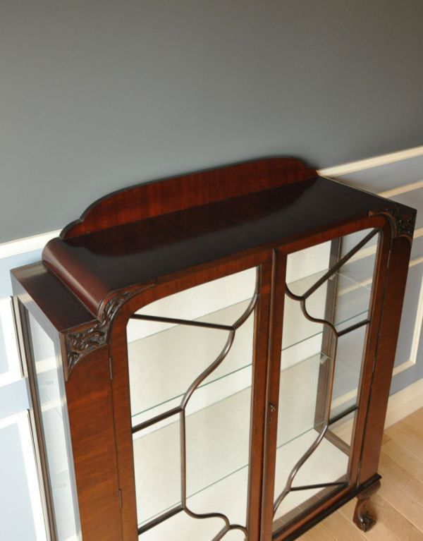 アンティークのキャビネット　アンティーク家具　英国アンティーク家具、シノワズリデザインのガラスキャビネット（ショーケース）。天板もキレイな状態で仕上げてあります。(q-312-f-1)