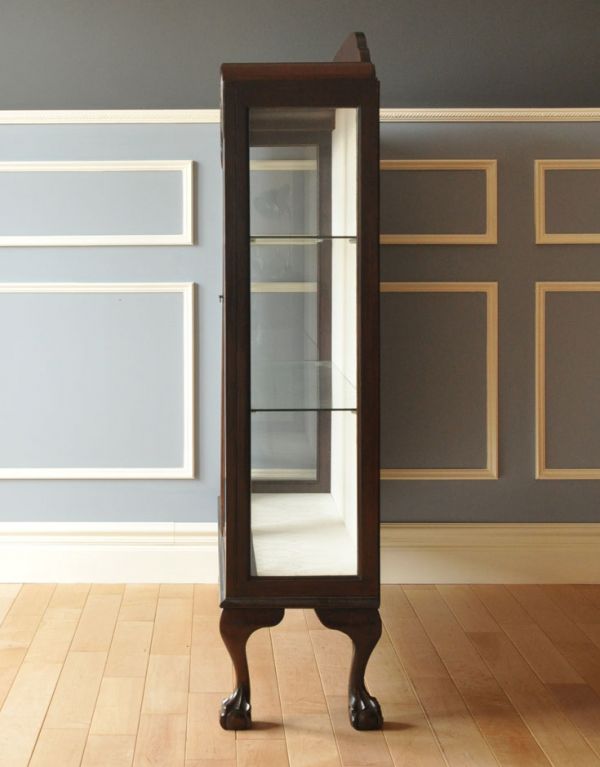 アンティークのキャビネット　アンティーク家具　英国アンティーク家具、シノワズリデザインのガラスキャビネット（ショーケース）。サイドもガラスなので、どこから見ても美しいです！しっかり作られているので、安心してお使いいただけます。(q-312-f-1)