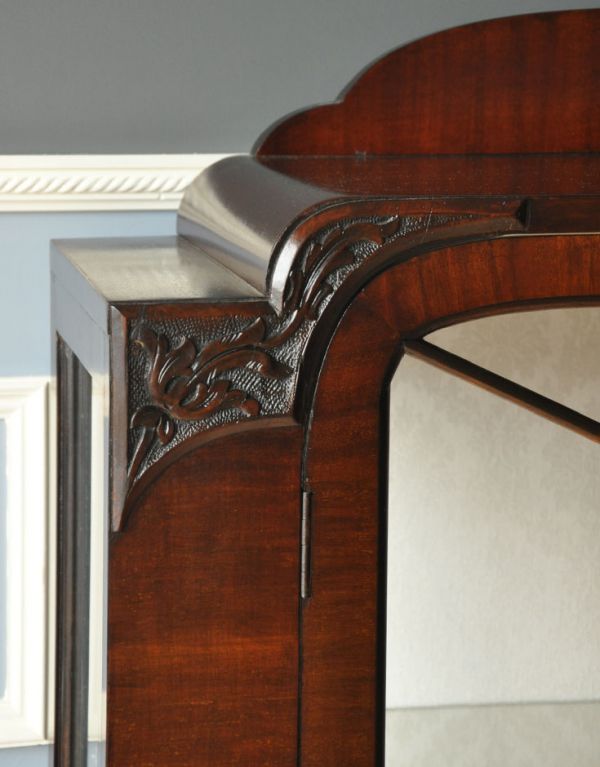 アンティークのキャビネット　アンティーク家具　英国アンティーク家具、シノワズリデザインのガラスキャビネット（ショーケース）。木の装飾が上品なアクセントになっています。(q-312-f-1)