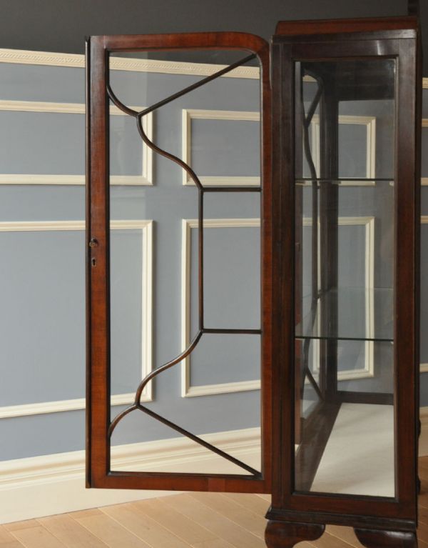 アンティークのキャビネット　アンティーク家具　英国アンティーク家具、シノワズリデザインのガラスキャビネット（ショーケース）。ガラスももちろん当時のもの。(q-312-f-1)