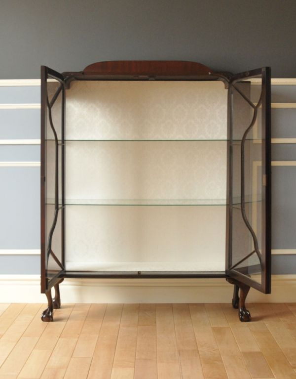 アンティークのキャビネット　アンティーク家具　英国アンティーク家具、シノワズリデザインのガラスキャビネット（ショーケース）。中も美しい状態です。(q-312-f-1)