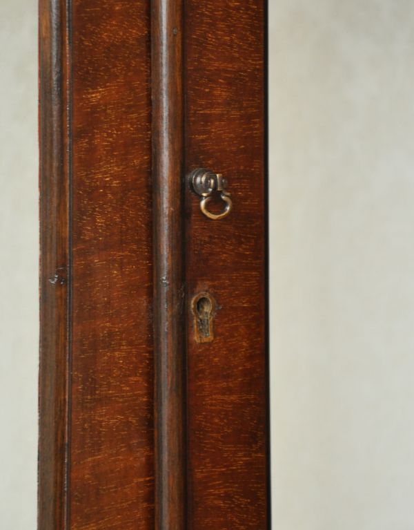 アンティークのキャビネット　アンティーク家具　英国アンティーク家具、シノワズリデザインのガラスキャビネット（ショーケース）。小さな取っ手も付いています。(q-312-f-1)