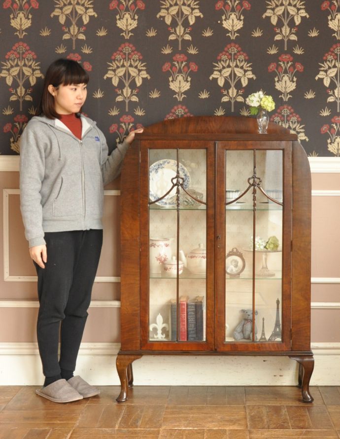 アンティークのキャビネット アンティーク家具 英国インテリアらしいアンティーク家具のガラスキャビネット。ショーケースのように、お気に入りの雑貨や食器を並べてみましょう。(q-314-f)