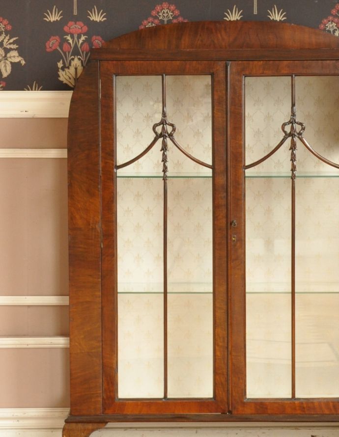 アンティークのキャビネット アンティーク家具 英国インテリアらしいアンティーク家具のガラスキャビネット。マホガニー材の高級感が溢れます。(q-314-f)