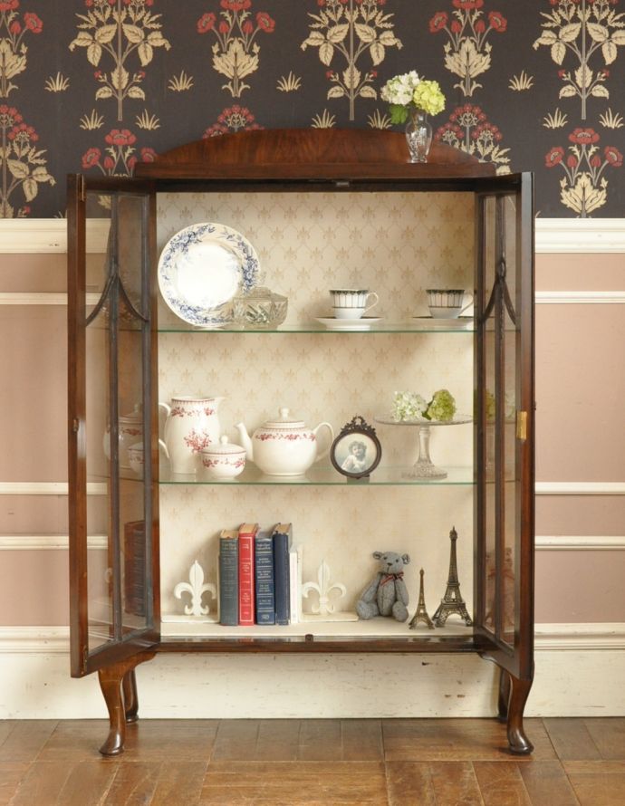 アンティークのキャビネット アンティーク家具 英国インテリアらしいアンティーク家具のガラスキャビネット。棚板はガラスになっており、2枚付いています。(q-314-f)