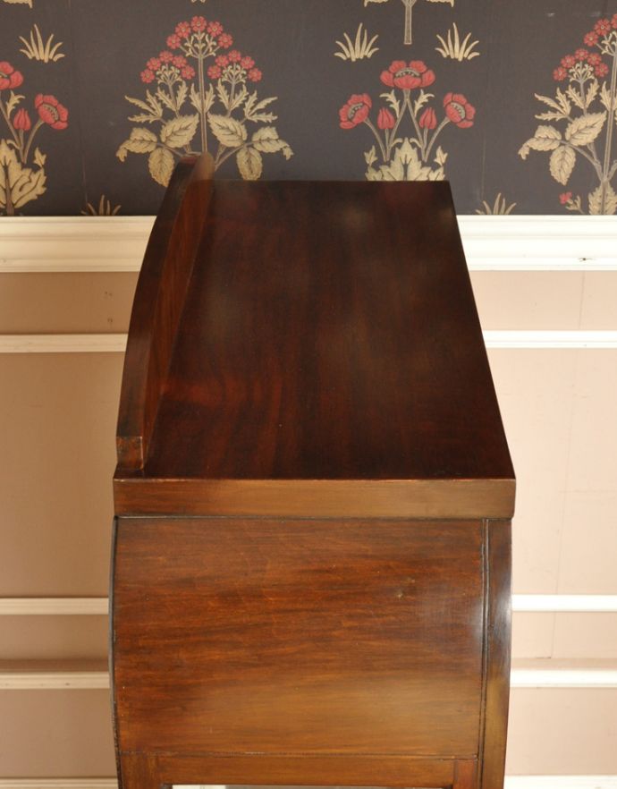 アンティークのキャビネット アンティーク家具 英国インテリアらしいアンティーク家具のガラスキャビネット。天板もキレイな状態で仕上げてあります。(q-314-f)