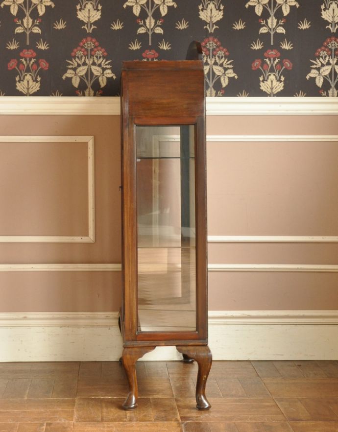 アンティークのキャビネット アンティーク家具 英国インテリアらしいアンティーク家具のガラスキャビネット。サイドもガラスなので、どこから見ても美しいです!。(q-314-f)