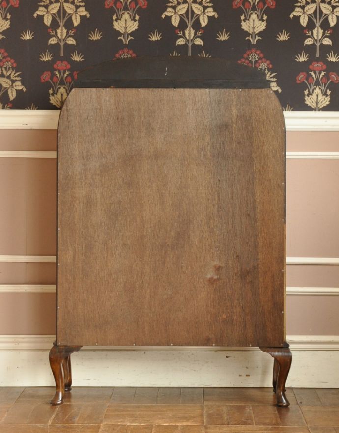 アンティークのキャビネット アンティーク家具 英国インテリアらしいアンティーク家具のガラスキャビネット。裏側もキレイな状態です。(q-314-f)