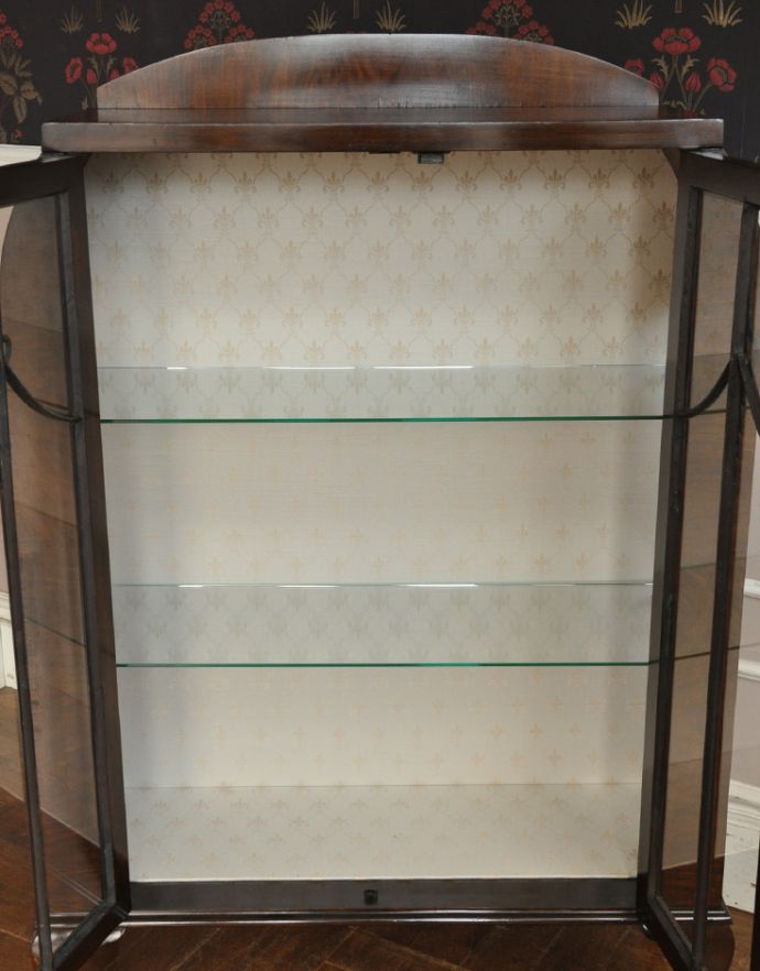 アンティークのキャビネット アンティーク家具 英国インテリアらしいアンティーク家具のガラスキャビネット。しっかり作られているので、安心してお使いいただけます。(q-314-f)