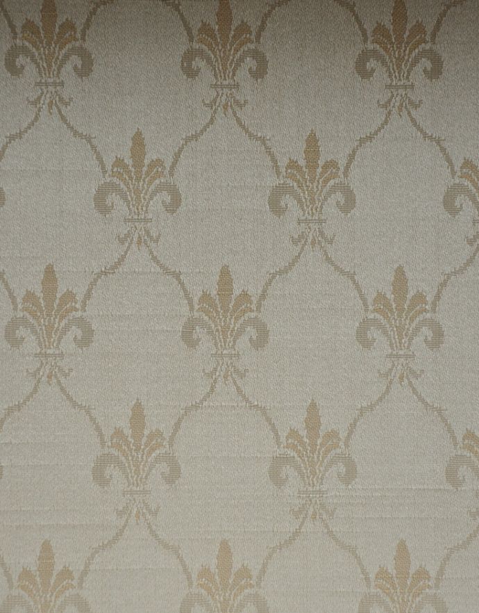 アンティークのキャビネット アンティーク家具 英国インテリアらしいアンティーク家具のガラスキャビネット。上品な布地が貼ってあります。(q-314-f)