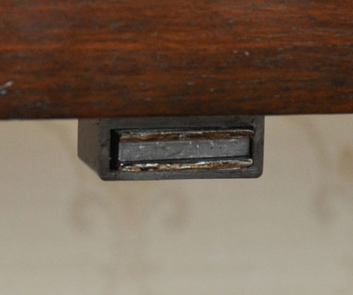 アンティークのキャビネット アンティーク家具 英国インテリアらしいアンティーク家具のガラスキャビネット。扉にはマグネットが付いているので、開け閉めがスムーズです。(q-314-f)