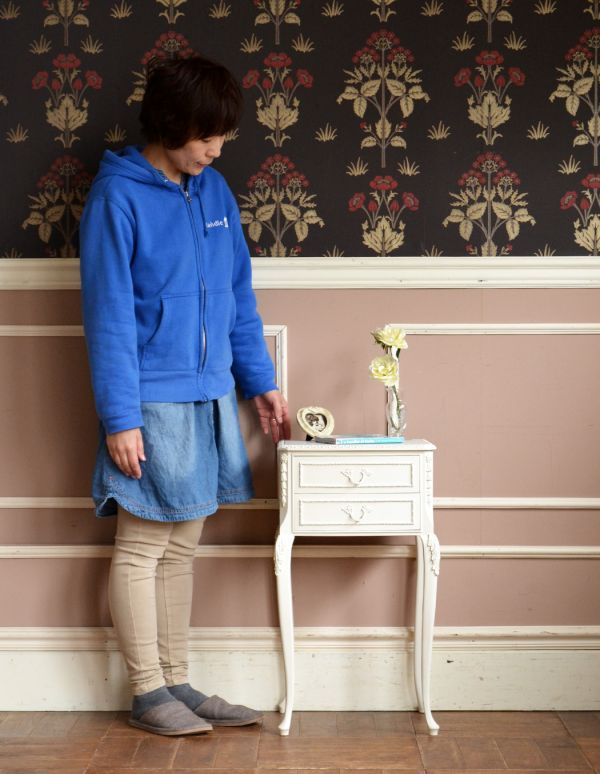 アンティーク家具　アンティークのフレンチインテリア、素敵な引き出し付きナイトテーブル。とっても可愛いチェスト。(q-333-f)