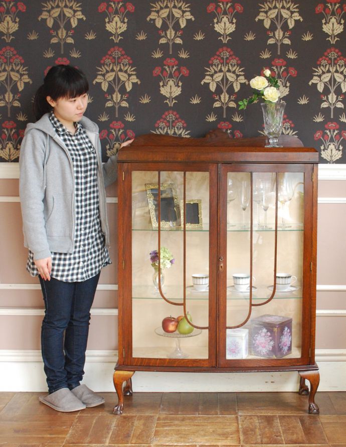 アンティークのキャビネット　アンティーク家具　英国の素敵なアンティーク家具、木製のガラスキャビネット。ショーケースのように、お気に入りの雑貨や食器を並べてみましょう。(q-355-f-1)