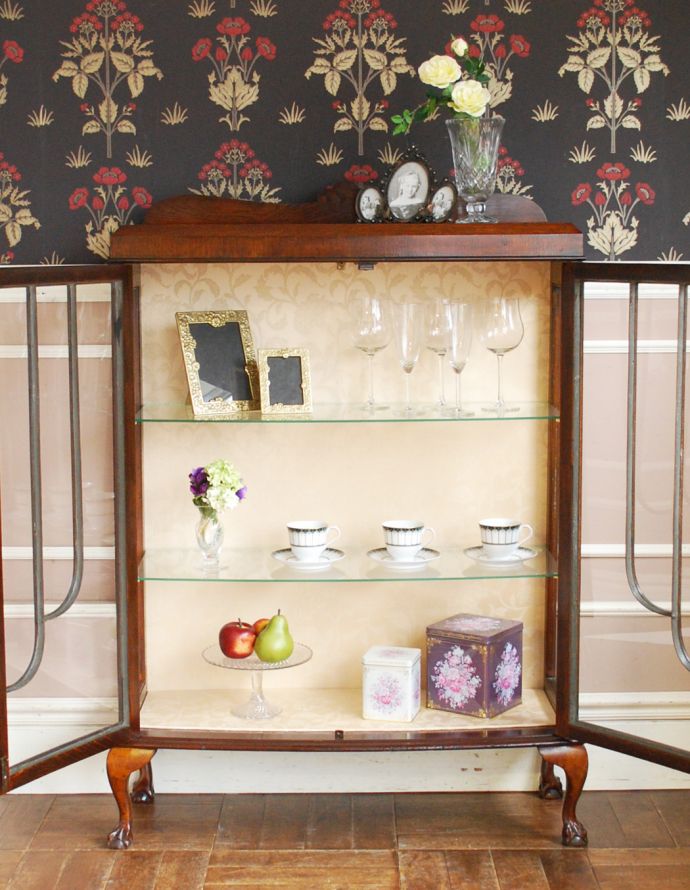 アンティークのキャビネット　アンティーク家具　英国の素敵なアンティーク家具、木製のガラスキャビネット。棚板は２枚です。(q-355-f-1)