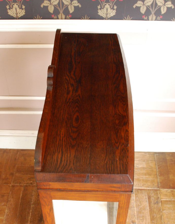 アンティークのキャビネット　アンティーク家具　英国の素敵なアンティーク家具、木製のガラスキャビネット。天板もキレイな状態で仕上げてあります。(q-355-f-1)