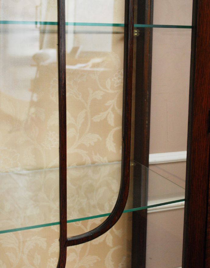 アンティークのキャビネット　アンティーク家具　英国の素敵なアンティーク家具、木製のガラスキャビネット。木の装飾が上品なアクセントになっています。(q-355-f-1)