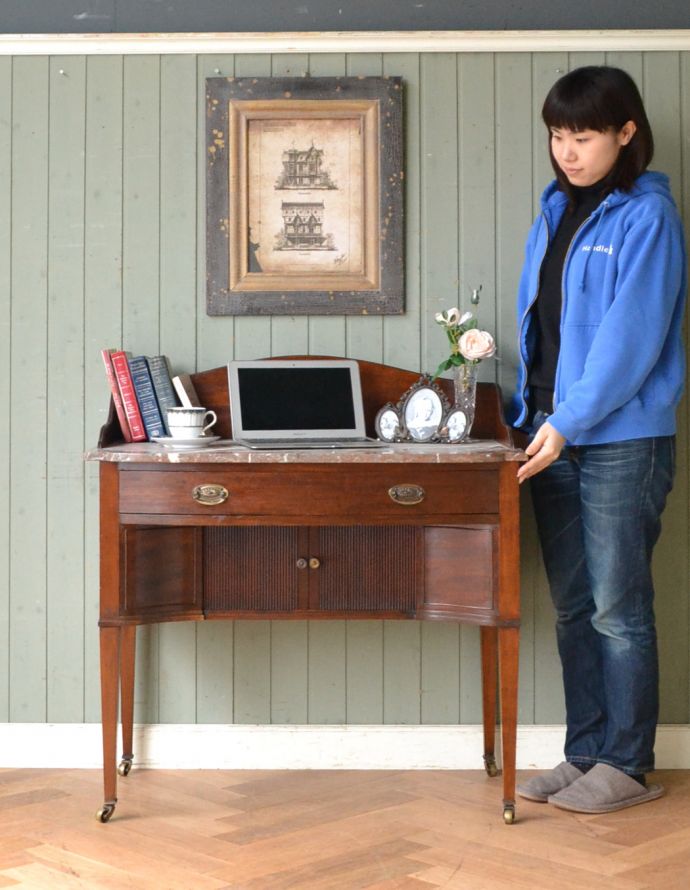 サイドボード　アンティーク家具　英国の素敵なアンティーク家具、大理石天板のウォッシュスタンド。ジャーや電話機などの家電を置いても自然になじみます。(q-381-f-1)