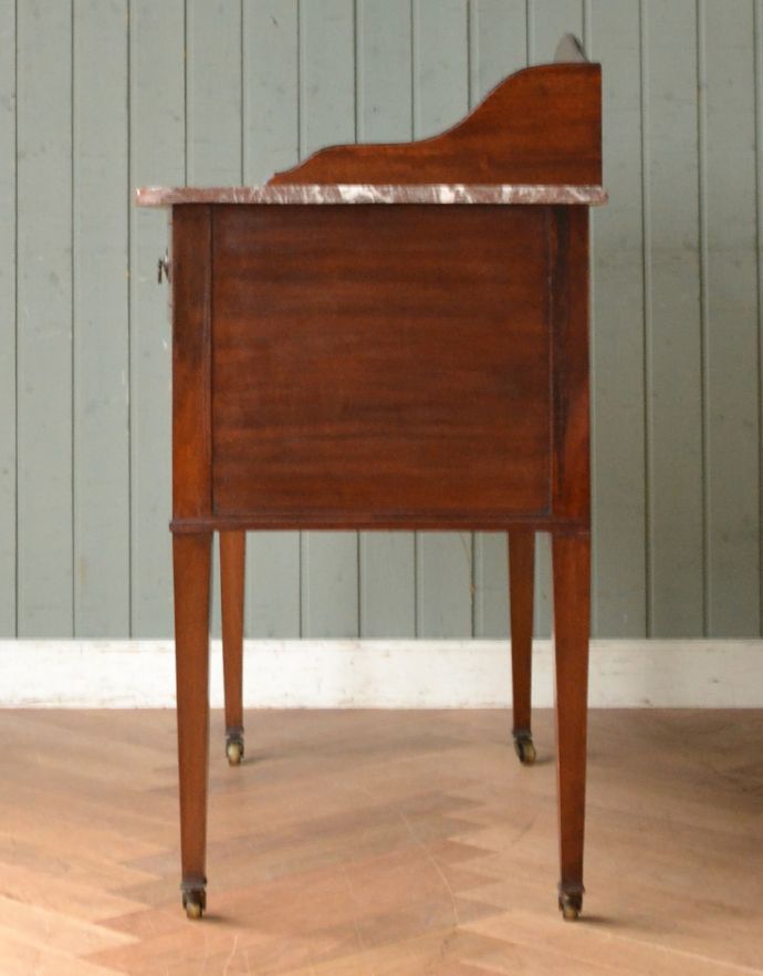 サイドボード　アンティーク家具　英国の素敵なアンティーク家具、大理石天板のウォッシュスタンド。奥行きはそれほどないので、お部屋に圧迫感もなく使いやすいです。(q-381-f-1)