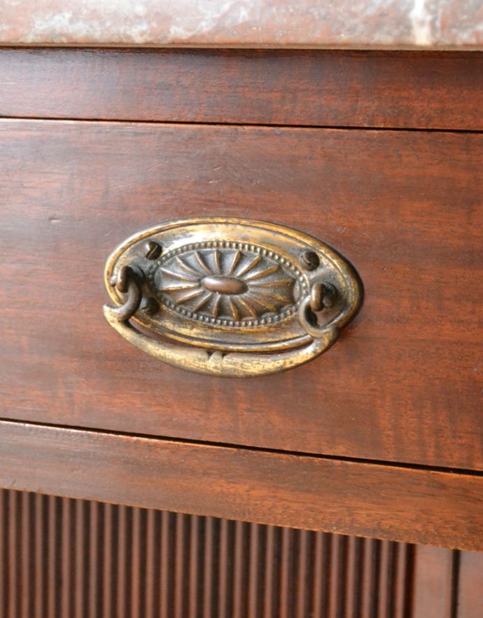 サイドボード　アンティーク家具　英国の素敵なアンティーク家具、大理石天板のウォッシュスタンド。まるでジュエリーのようなデザイン！実は、引き出しの取っ手なんです。(q-381-f-1)