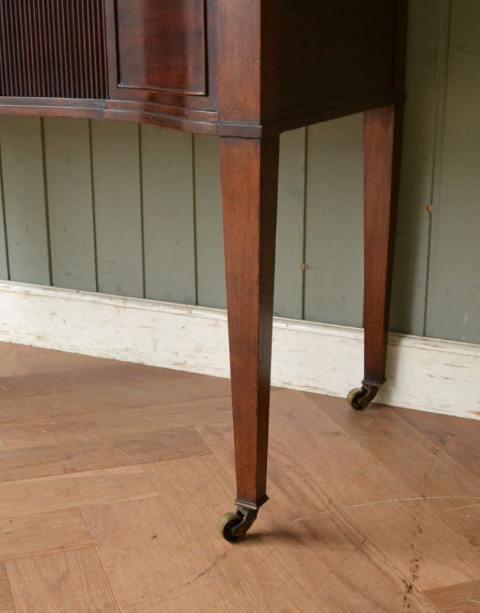 サイドボード　アンティーク家具　英国の素敵なアンティーク家具、大理石天板のウォッシュスタンド。安定感のある脚がしっかり支えます。(q-381-f-1)