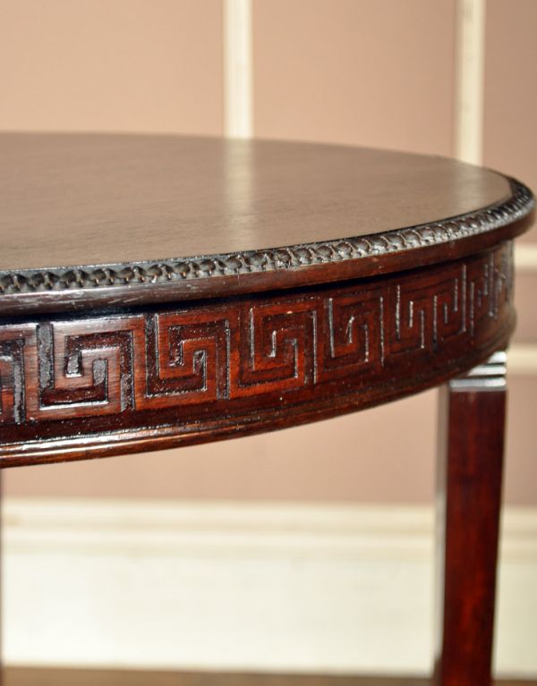 ロイドテーブル　アンティーク家具　英国のアンティーク家具、お洒落なティーテーブル。角が丸くなっているので、小さなお子さまがいるお家でも安心してお使い頂けます。(q-412-f)