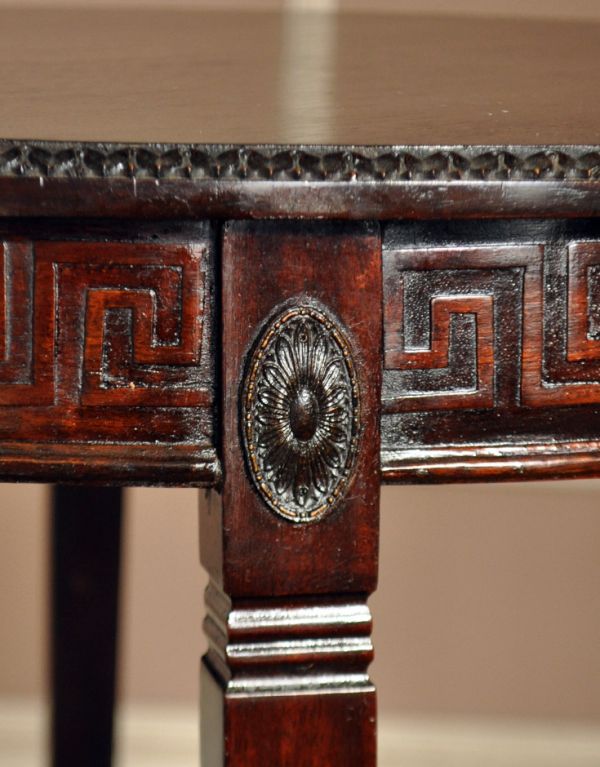 ロイドテーブル　アンティーク家具　英国のアンティーク家具、お洒落なティーテーブル。幕板や脚の部分に、上品な装飾が施されています。(q-412-f)