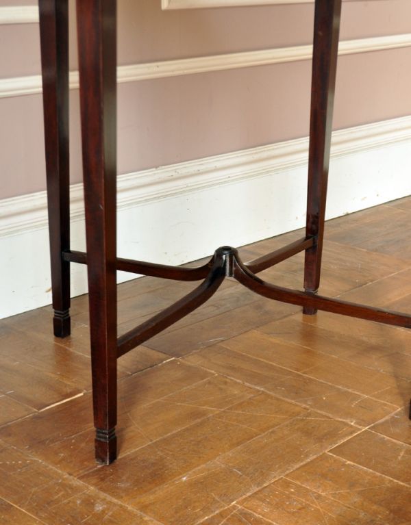 ロイドテーブル　アンティーク家具　英国のアンティーク家具、お洒落なティーテーブル。スラっと伸びた脚。(q-412-f)