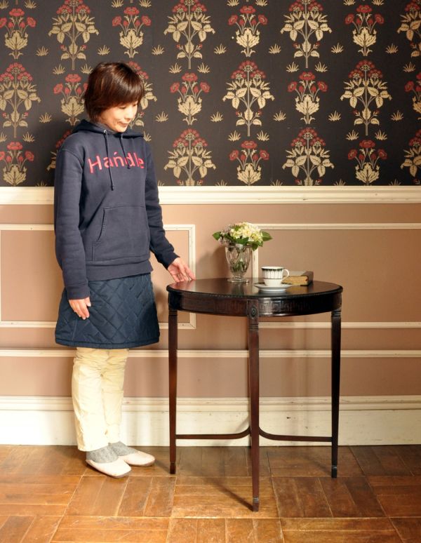 ロイドテーブル　アンティーク家具　英国のアンティーク家具、お洒落なティーテーブル。テーブル周りが上品な空間に早変わり！玄関や廊下など狭い場所でも使えます！（モデルの身長は163cmです）【 全体 】幅68×奥行68×高さ74cm。(q-412-f)