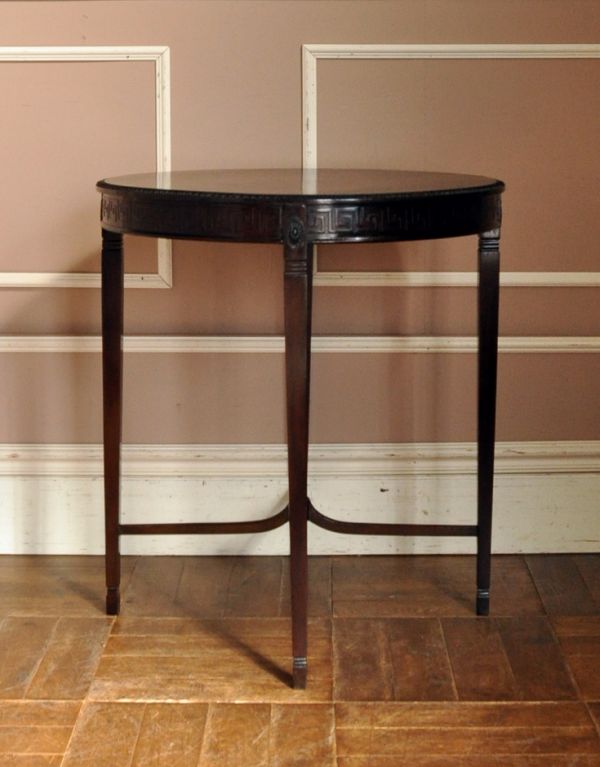 ロイドテーブル　アンティーク家具　英国のアンティーク家具、お洒落なティーテーブル。横から見るとこんなにスッキリ！。(q-412-f)