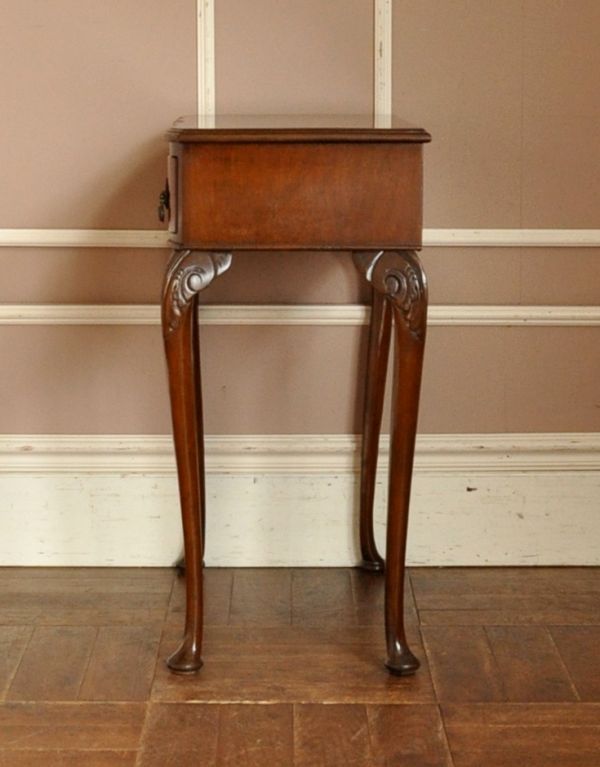 ロイドテーブル アンティーク家具 玄関で使えるアンティーク家具、コンパクトなホールテーブル。専門の職人によってお直ししていますが、アンティークは新品ではありません。(q-413-f)