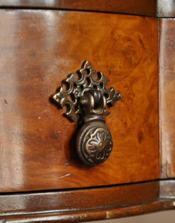 ロイドテーブル アンティーク家具 玄関で使えるアンティーク家具、コンパクトなホールテーブル。引き出しの取っ手です。(q-413-f)