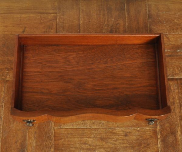 ロイドテーブル アンティーク家具 玄関で使えるアンティーク家具、コンパクトなホールテーブル。引き出しが1杯付いています。(q-413-f)