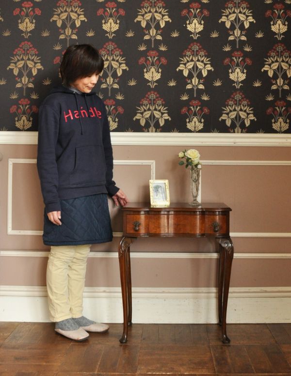 ロイドテーブル アンティーク家具 玄関で使えるアンティーク家具、コンパクトなホールテーブル。お部屋の片隅に置いてあるだけでオシャレな空気に!(モデルの身長は163cmです)【 全体 】幅59.5×奥行36×高さ71.5cm。(q-413-f)