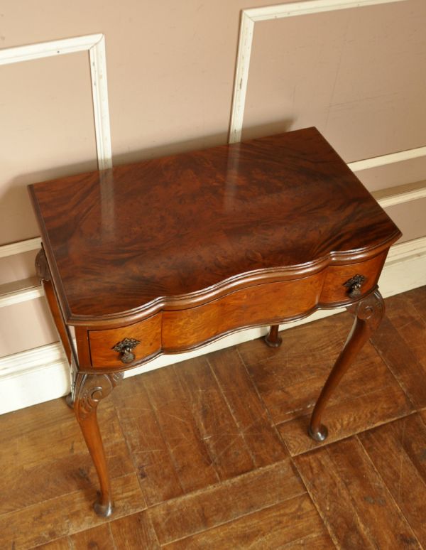 ロイドテーブル アンティーク家具 玄関で使えるアンティーク家具、コンパクトなホールテーブル。天板もキレイに仕上げました。(q-413-f)