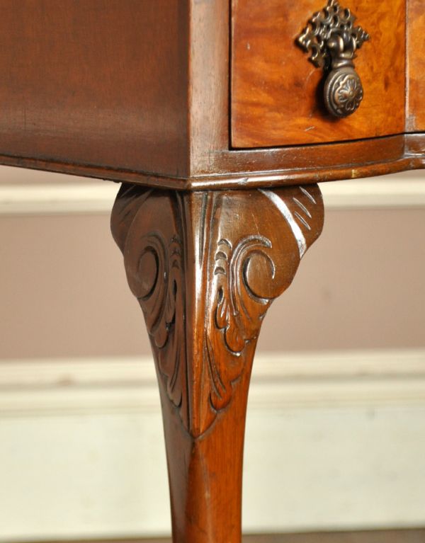 ロイドテーブル アンティーク家具 玄関で使えるアンティーク家具、コンパクトなホールテーブル。大人っぽいカラーで落ち着きがあります。(q-413-f)