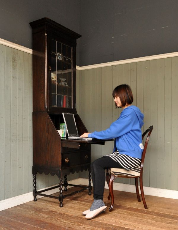 サイドバイサイド　アンティーク家具　英国のアンティーク収納家具、オシャレなビューローブックケース。飾り棚とパソコンスペース、両方欲しい方にオススメなのが、このブックケースビューロー！（モデルの身長は160cmです）【 全体 】幅69×奥行43×高さ206.5cm。(q-415-f)