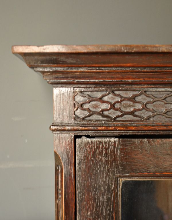 サイドバイサイド　アンティーク家具　英国のアンティーク収納家具、オシャレなビューローブックケース。英国インテリアらしい、シンプルだけど存在感のある上品な彫りが入っています。(q-415-f)