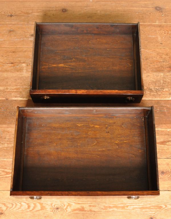 サイドバイサイド　アンティーク家具　英国のアンティーク収納家具、オシャレなビューローブックケース。引き出しは２杯付いています。(q-415-f)