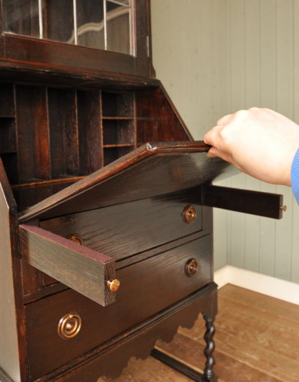 サイドバイサイド　アンティーク家具　英国のアンティーク収納家具、オシャレなビューローブックケース。ビューローは支えでしっかり固定されるので、安心してお使いいただけます。(q-415-f)