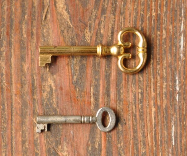 サイドバイサイド　アンティーク家具　英国のアンティーク収納家具、オシャレなビューローブックケース。ビューロー扉に１ヶ所、ガラス戸に１ヶ所鍵穴があります。(q-415-f)