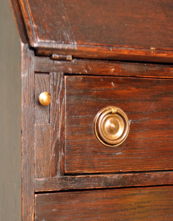 サイドバイサイド　アンティーク家具　英国のアンティーク収納家具、オシャレなビューローブックケース。重厚感のある引き出しの取っ手。(q-415-f)