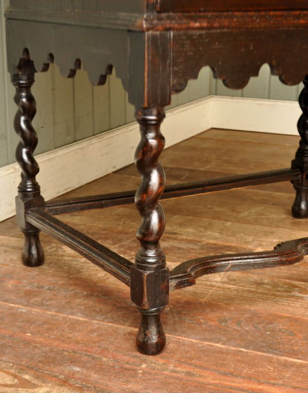 サイドバイサイド　アンティーク家具　英国のアンティーク収納家具、オシャレなビューローブックケース。安定感のある脚がしっかり支えます。(q-415-f)