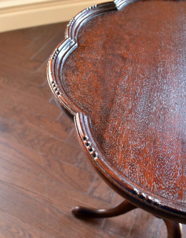 アンティーク家具　イギリスの小さなアンティーク家具、丸い天板のワインテーブル。シンプルだけどキレイに見える工夫が感じられるテーブルです。(q-417-f)