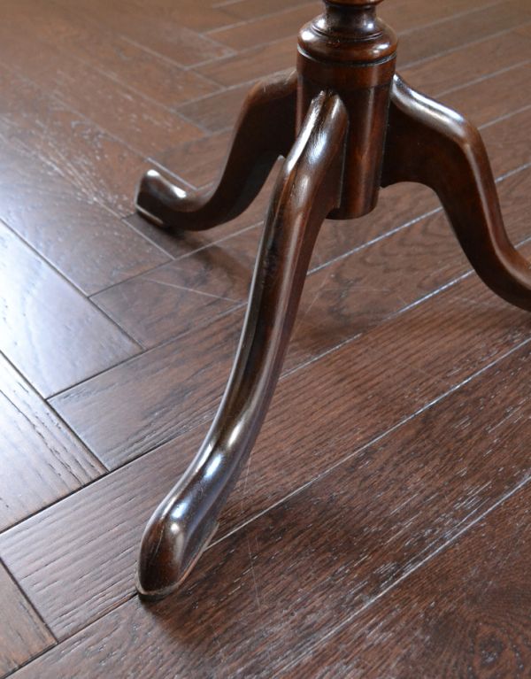 アンティーク家具　イギリスの小さなアンティーク家具、丸い天板のワインテーブル。カーブが美しい三本脚でしっかりテーブルを支えます。(q-417-f)